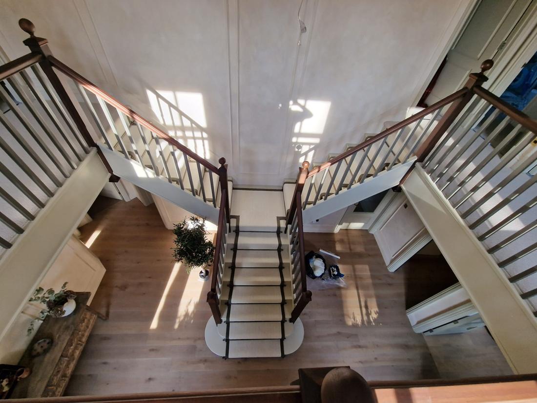 Double staircase seen from the landing