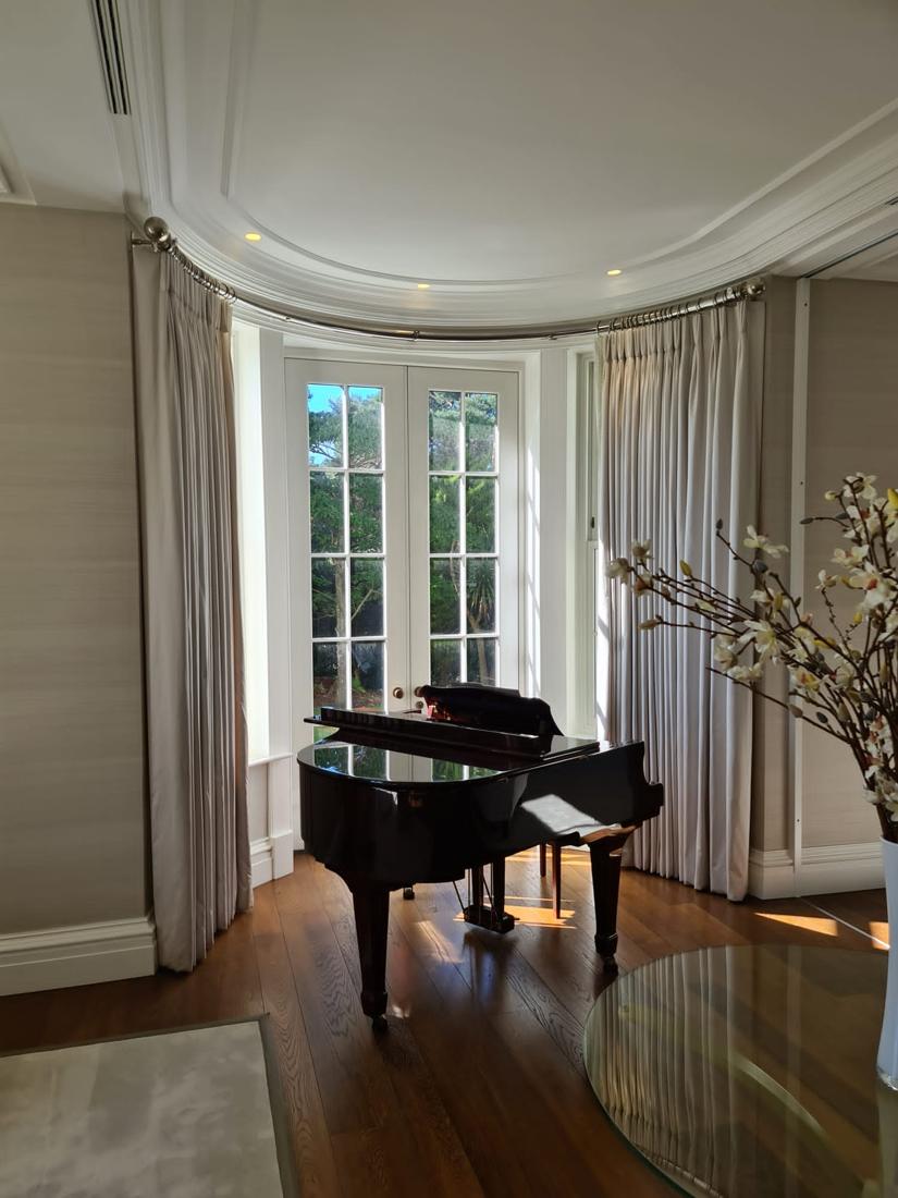 Bay window with grand piano